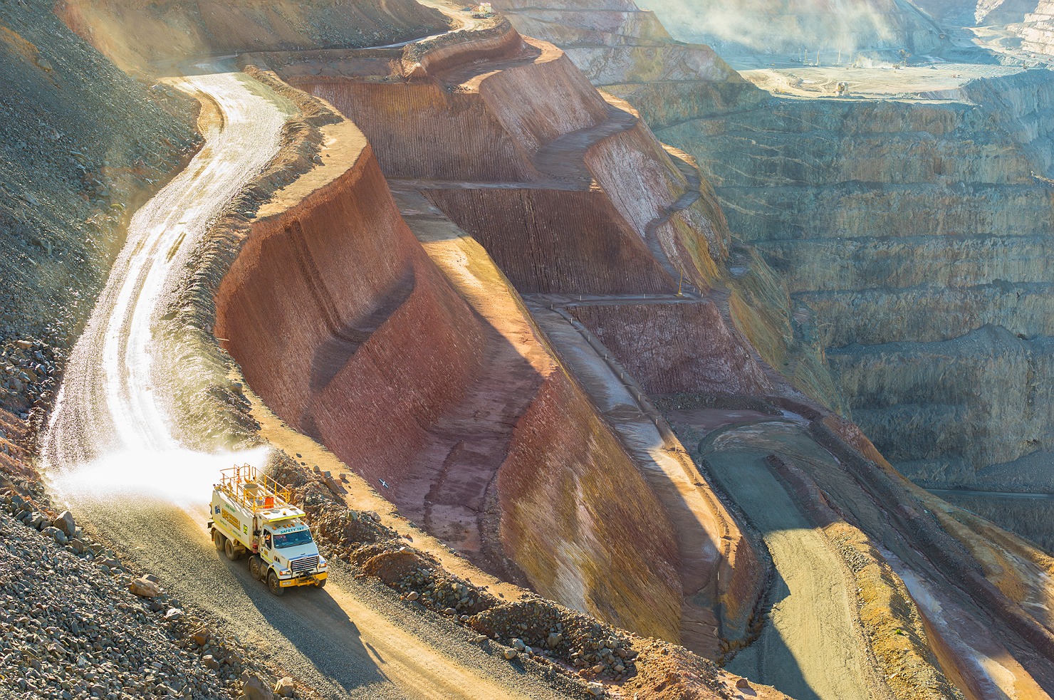 kalgoorlie_superpit_kcmg_water_truck